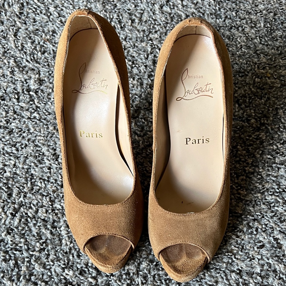 Christian Louboutin Tan Suede Peep-Toe Pumps 39/8.5